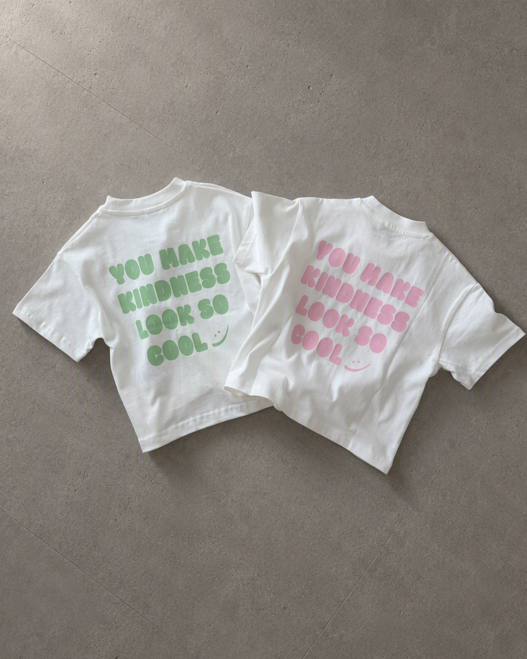 Kindess Shirt Rosa und Grün als Flatlay, Rückseite mit You make kindness Look so cool Print
