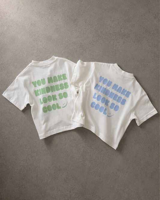 Kindess Shirt Blau und Grün als Flatlay, Rückseite mit You make kindness Look so cool Print