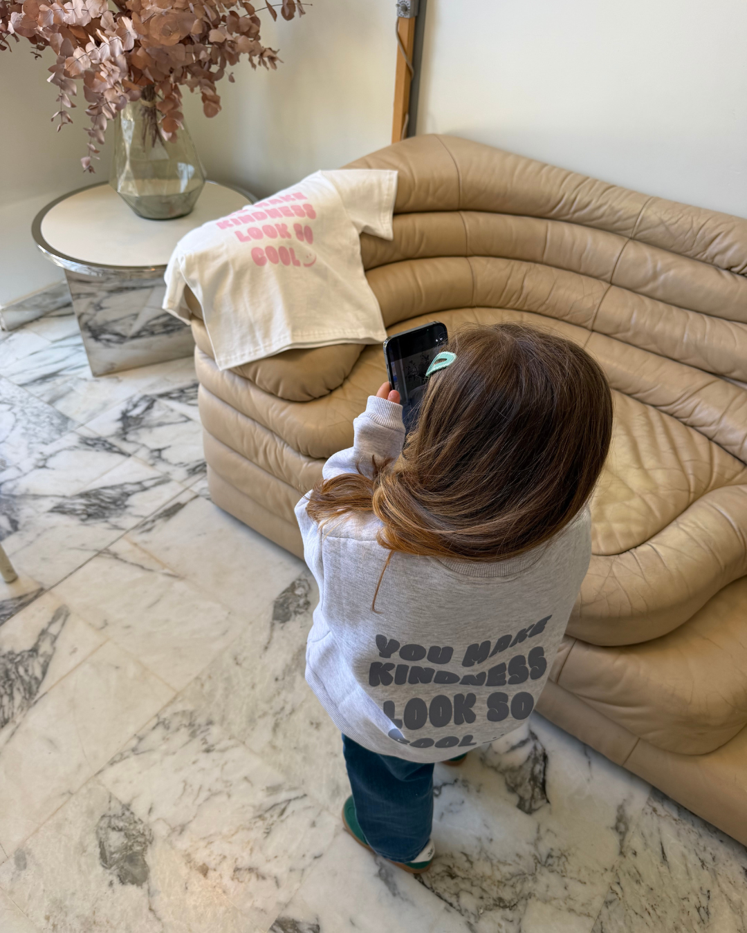 Kind im Kindness Sweater von Comfy Studios fotografiert passendes Kindness Shirt – Sweatshirt und T-Shirt als Kombi