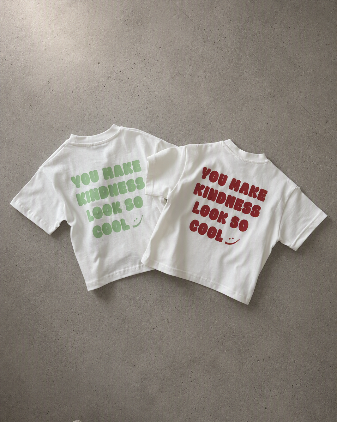 Kindess Shirt Rot und Grün als Flatlay, Rückseite mit You make kindness Look so cool Print