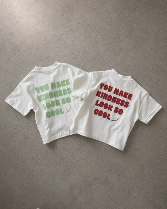 Kindess Shirt Rot und Grün als Flatlay, Rückseite mit You make kindness Look so cool Print