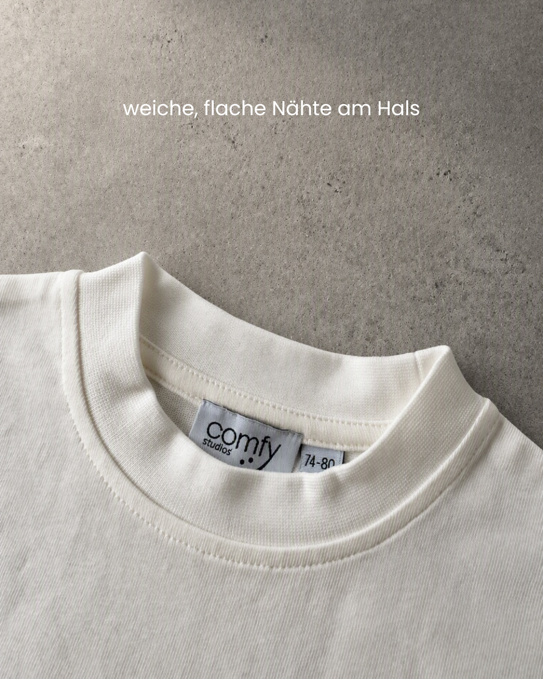 Halsausschnitt des Kindness Shirts mit weichen, flachen Nähten und Comfy Studios Label, Größe 74–80.