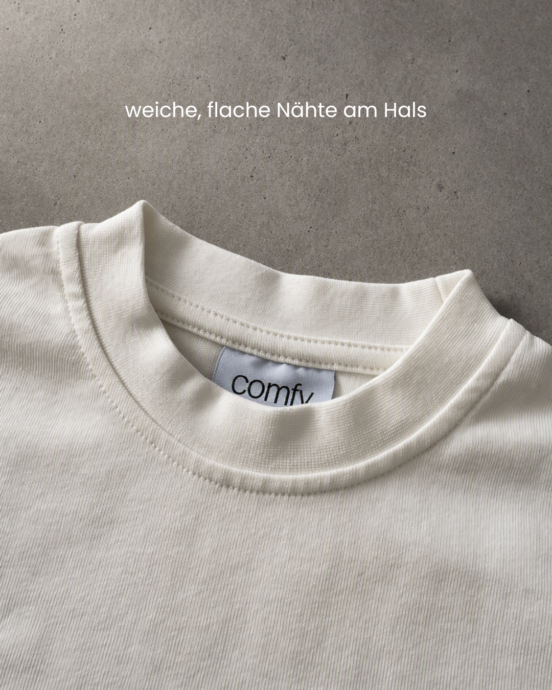 Nahaufnahme Kragen des Comfy Studios Kindness Shirts mit eingenähtem Label – weiche, flache Nähte am Hals für empfindliche Kinderhaut