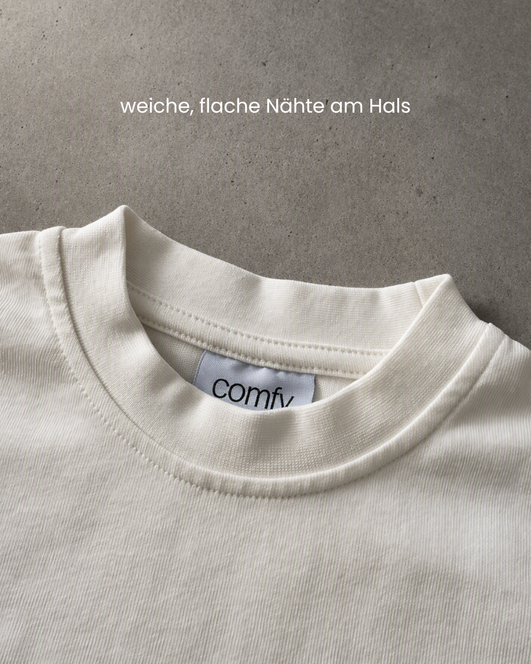Nahaufnahme Kragen des Comfy Studios Kindness Shirts mit eingenähtem Comfy-Label – weiche, flache Nähte am Hals für empfindliche Kinderhaut