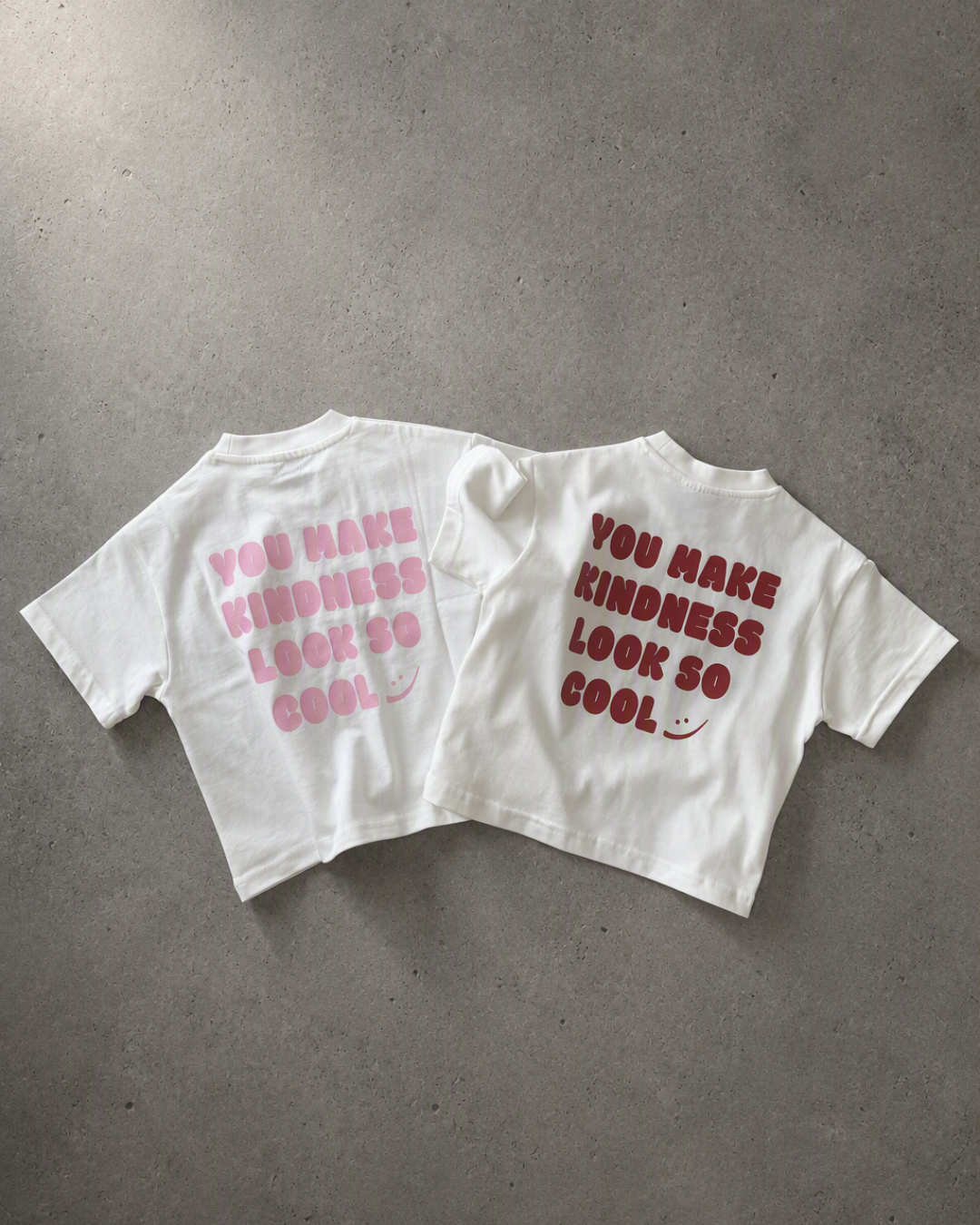 Kindess Shirt Rot und Rosa als Flatlay, Rückseite mit You make kindness Look so cool Print