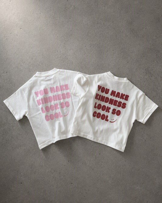Kindess Shirt Rot und Rosa als Flatlay, Rückseite mit You make kindness Look so cool Print