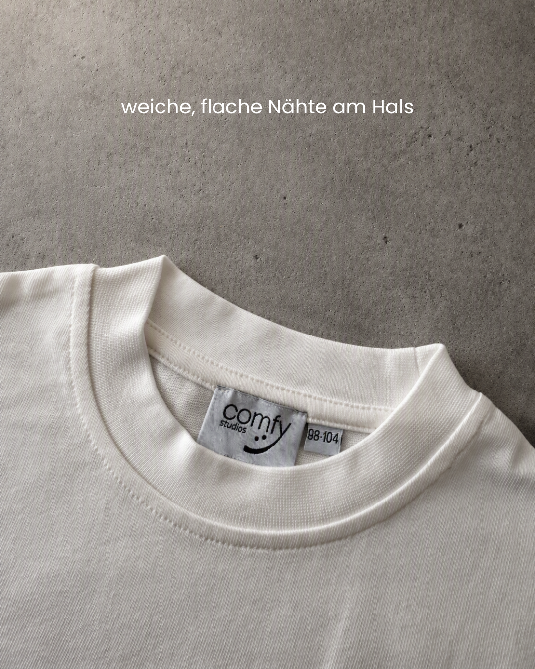 Nahaufnahme des weichen Rippkragens mit Comfy-Studios-Label am Kindness Shirt – flache, weiche Nähte am Hals.