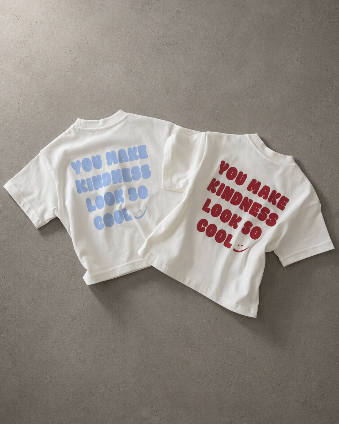 Kindess Shirt Rot und Blau als Flatlay, Rückseite mit You make kindness Look so cool Print