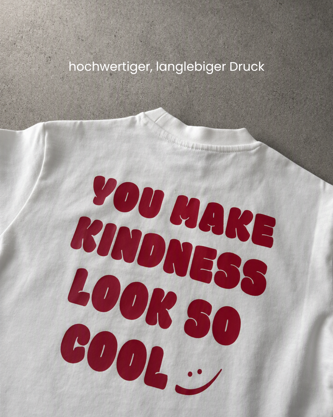 Nahaufnahme des roten Flexprints „You Make Kindness Look So Cool" auf weißem Kindershirt – hochwertiger, langlebiger Druck