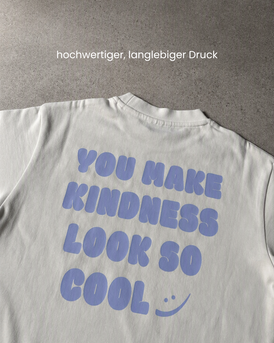 Nahaufnahme des blauen Flexprints „You Make Kindness Look So Cool" auf weißem Kindershirt – hochwertiger, langlebiger Druck von Comfy Studios